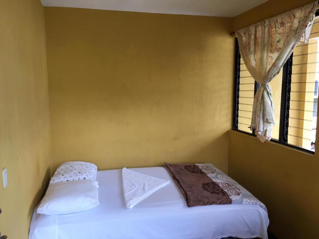 Habitación con cama grande y vistas al mar